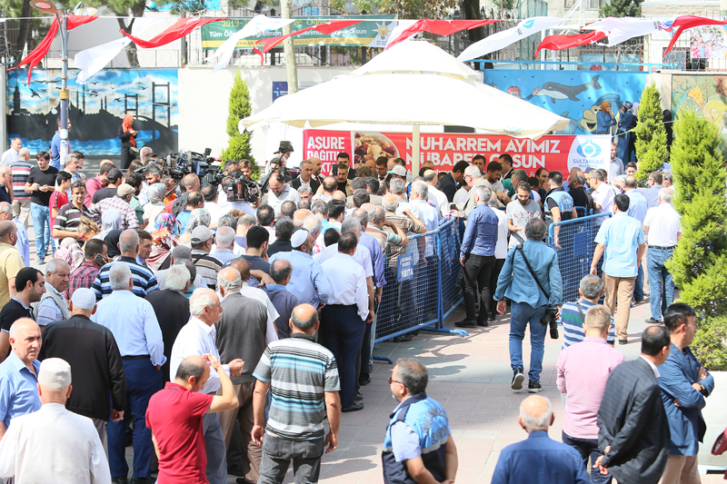 BAŞKAN DURSUN AŞURE DAĞITTI