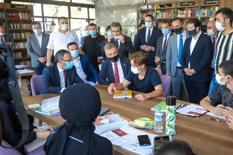 BAKAN KASAPOĞLU GENÇLERLE BULUŞTU