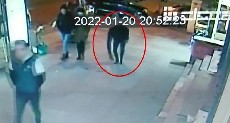 DÜŞEN PARAYI ALDI, GÖZALTINA ALINDI