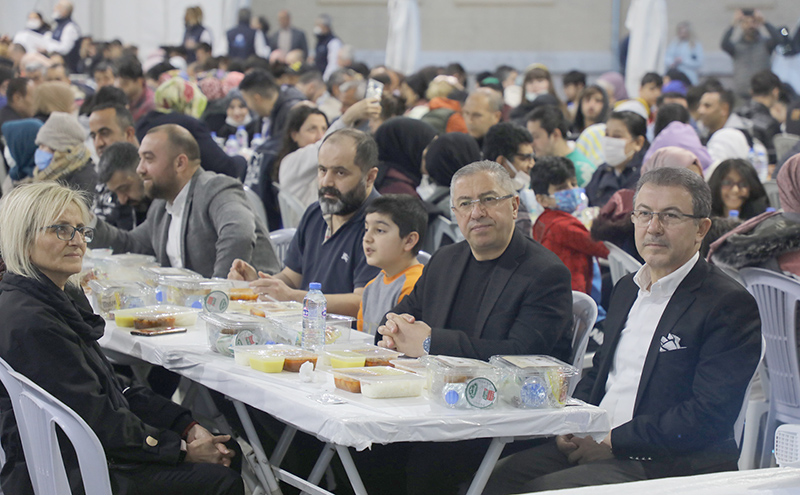 VATANDAŞLAR İFTAR SOFRASINDA BULUŞUYOR 