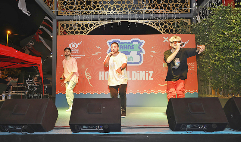 SAHNE SENİN 