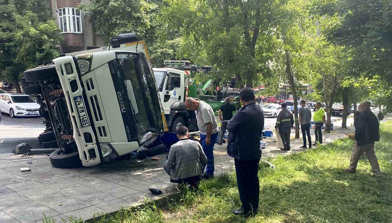 DEVRİLEN KAMYON KADINI YARALADI