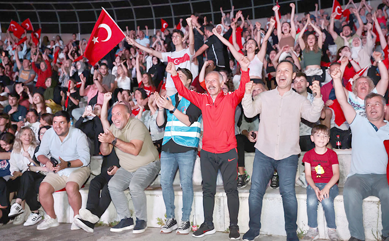 BAYRAMPAŞA’DA ŞAMPİYONLUK COŞKUSU