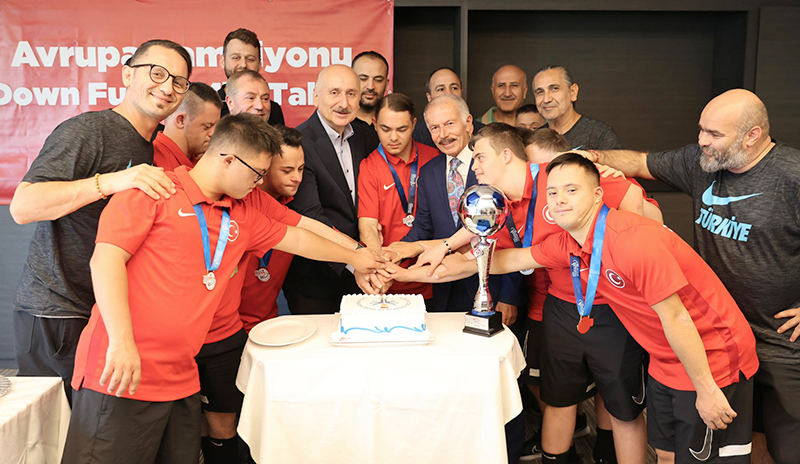 AYDINER ŞAMPİYONLARLA BULUŞTU