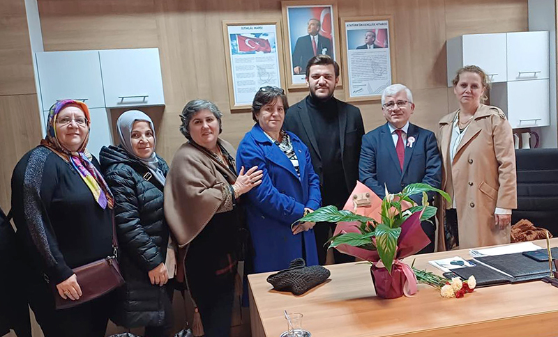 RUMELİ TÜRKLERİ’NDEN ÖĞRETMENLERE ÇİÇEK
