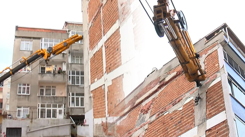 İNŞAATTA TOPRAK KAYMASI: 2 BİNA BOŞALTILDI 