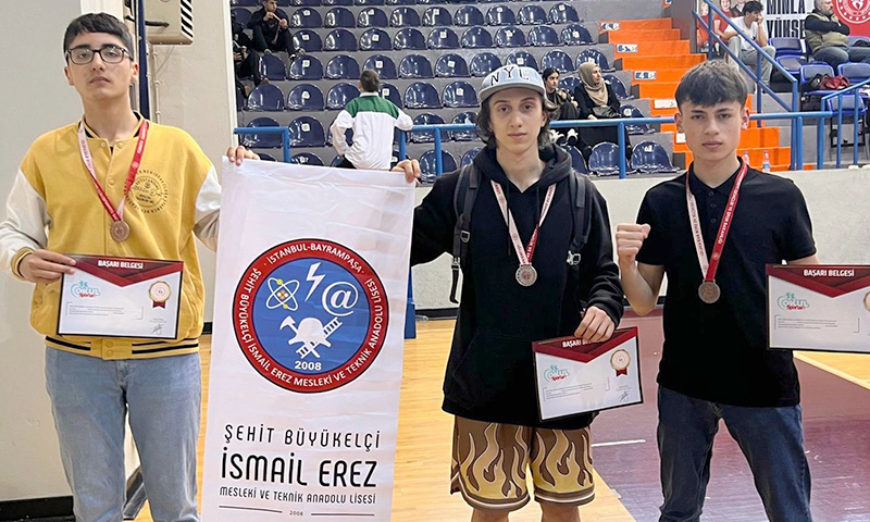 İSMAİL EREZ’DEN 3 MADALYA