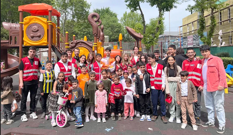 KIZILAY’DAN ÇOCUKLARA JEST
