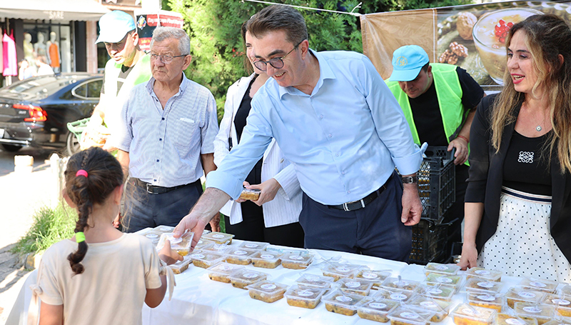BAYRAMPAŞALILARA AŞURE İKRAMI
