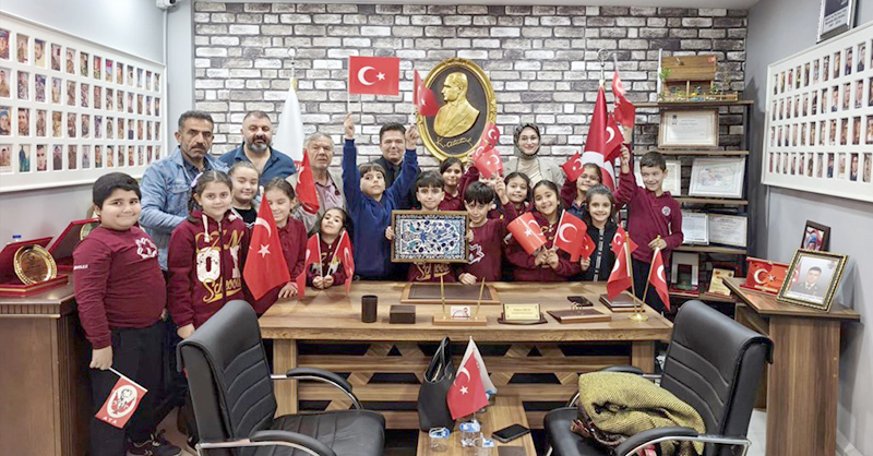 KENDİLERİ KÜÇÜK KALPLERİ BÜYÜK