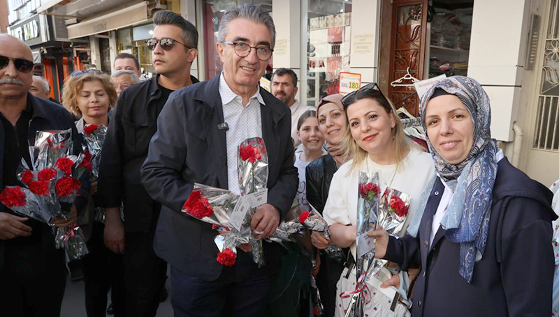 BAŞKAN MUTLU KARANFİL DAĞITTI