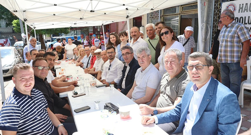 AŞURE LOKMASI DAĞITILDI
