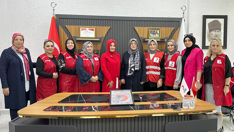 KIZILAY’IN KADINLARI OMUZ OMUZA