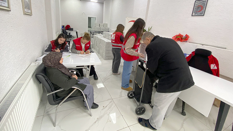 KIZILAY BAYRAMPAŞA’DAN ANLAMLI DESTEK