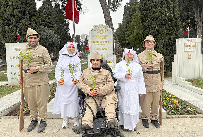 ENGELSİZ KIZILAY'DAN ŞEHİTLİĞE ZİYARET